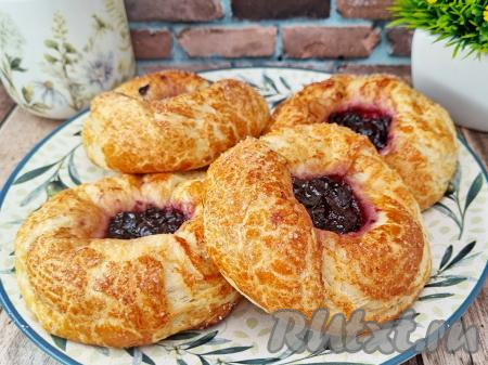 Булочки с вареньем из слоёного дрожжевого теста