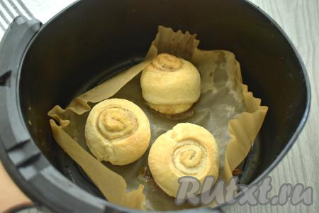 Чашу с булочками с корицей отправляем в аэрогриль, устанавливаем температуру 170 градусов, время - 20 минут. Через 10 минут с начала выпечки булочки из слоёного теста нужно перевернуть и продолжить выпекать в аэрогриле оставшиеся 10 минут. Готовые булочки должны стать приятного золотистого цвета. Я готовила в аэрогриле мощностью 1400 Ватт с 1 ТЭН-ом, по прошествии 20 минут выпечка была полностью готова. Но продолжительность выпечки во многом зависит от мощности аэрогриля и покупного слоёного теста.