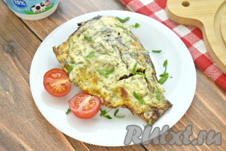 Сочного, вкусного, аппетитного карася, запечённого в сметане в аэрогриле, подаём к столу, дополнив гарниром (например, отварным картофелем) или салатом из свежих овощей.