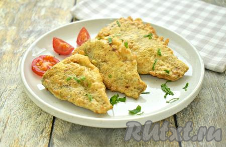 Жареных карасей, покрытых аппетитным кляром, к столу нужно подавать с пылу с жару, тогда эта нежная рыбка особенно вкусна. Отварной картофель, свежие овощи станут отличным дополнением к этому аппетитному рыбному блюду.