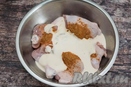 Залить кусочки курицы ряженкой. Ряженку можно использовать любой жирности (я купила жирностью 4%).