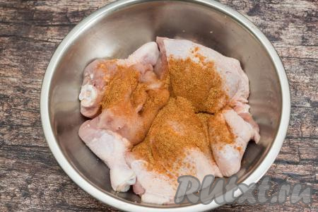 Приправить мясо любимыми специями (в качестве специй я добавила 1 чайную ложку готовых специй для курицы и индейки).