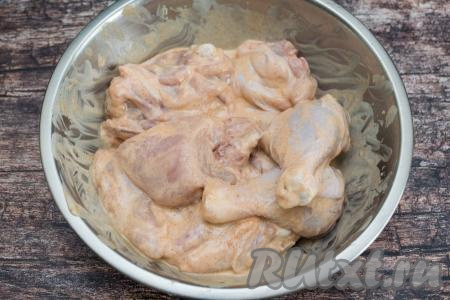 Тщательно перемешать, покрывая мясо специями и ряженкой со всех сторон. Оставить курицу мариноваться, как минимум, минут на 30 при комнатной температуре.&nbsp;За это время можно куски мяса 1-2 раза перемешать, чтобы они равномерно пропитались ряженкой.