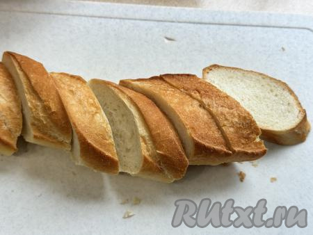 Багет нарезать на кусочки. 2 мини-багета я нарезала на 20 кусочков, именно столько суши-бутербродов я и сформировала.