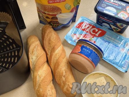 Подготовить продукты для приготовления суши-бутербродов в аэрогриле. Я использовала 2 мини-багета, можно взять 1 большой багет. Подкопчённую (или копчёную) икру можно купить  с разными вкусами в любом продуктовом магазине (например, икру&nbsp;мойвы, салаки, щуки, я использовала икру с кусочками подкопчённого лосося). Крабовые палочки заранее разморозить при комнатной температуре.&nbsp;