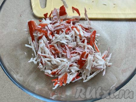 Крабовые палочки достать из упаковки, порвать на волокна с помощью вилки (или мелко нарезать).&nbsp;