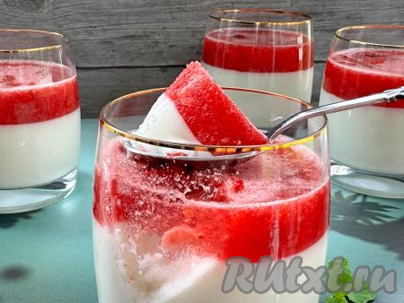 Красивое, нежное, очень вкусное желе, приготовленное из йогурта, ягод и желатина, подать к столу. Уверена, этот йогуртовый десерт с ягодами понравится всей семье!