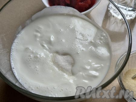 Сладость десерта можете регулировать по своему вкусу. Десерт я формировала из йогуртового слоя и ягодного слоя. Йогуртовый слой я сделала не очень сладким, а ягодный слой - более сладким. Йогурт влить в миску, всыпать 40 грамм сахара, перемешать венчиком и отставить в сторону на время, пока будем заниматься другими составляющими десерта.&nbsp;
