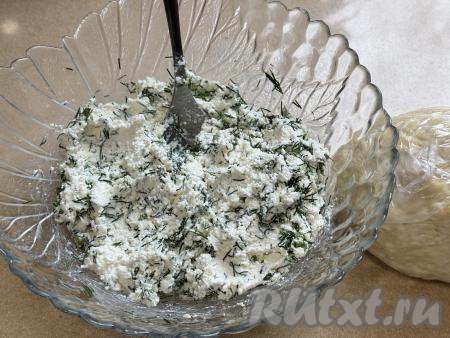 ​​​​​​​Перемешать начинку из творога с зеленью.&nbsp;