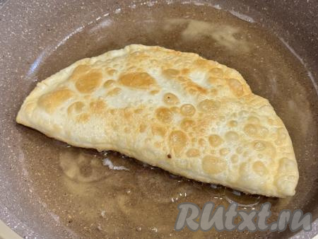 Жарить чебурек с двух сторон до золотистого цвета.