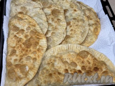 Готовый чебурек со сковороды переложить на бумажное полотенце, чтобы убрать остатки масла. Постепенно пожарить все чебуреки.&nbsp;