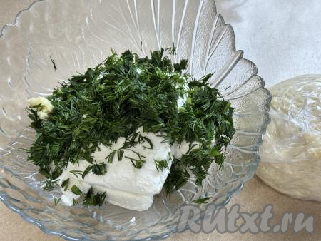 В миску с творогом и чесноком добавить зелень и соль по вкусу.&nbsp;