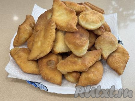  Готовые баурсаки выкладывать со сковороды на бумажное полотенце, чтобы удалить лишний жир.&nbsp;Постепенно, периодически обновляя масло в сковороде, пожарить все баурсаки.