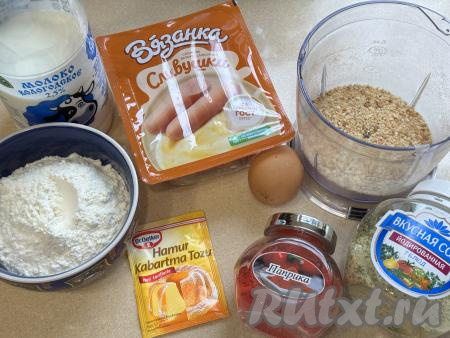 Подготовить продукты для приготовления корн-догов в аэрогриле. Сосиски выбирайте хорошего качества от проверенного производителя.