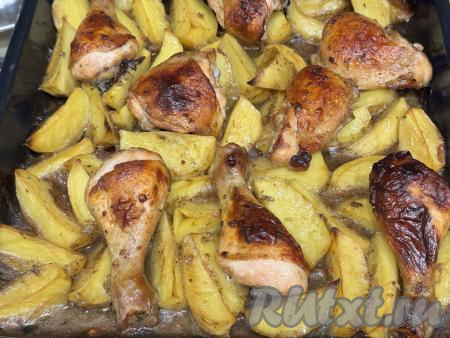 Запекать курицу с картошкой в соусе "Терияки" в духовке, разогретой до 180 градусов,&nbsp;1 час. Готовность проверять по картофелю, дольки готовой картошки будут легко прокалываться зубочисткой.