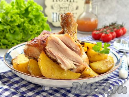 Блюдо получается и вкусным, и сытным, и аппетитным. Мясо прекрасно отстаёт от костей, оно отлично сочетается с нежными дольками картофеля.