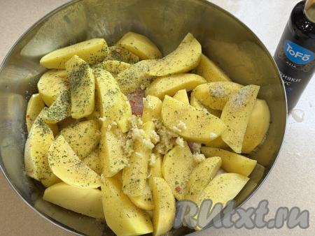 В миску с картошкой и частями курицы добавить пропущенный через пресс чеснок, всыпать соль и специи (в качестве специй я использовала соль, смешанную с пряными травами). Для того чтобы блюдо не было пересоленным, всыпая соль, учитывайте, насколько солёный соус "Терияки" вы будете добавлять в дальнейшем.
