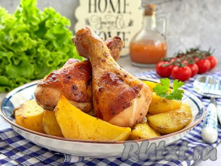 Готовое блюдо достать из духовки. Аппетитные, сочные кусочки курицы и ароматные дольки картошки, запечённые в соусе "Терияки" разложить по тарелкам и в горячем виде подать к столу.