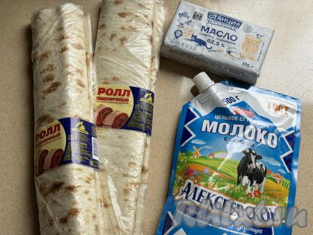 Подготовить продукты для приготовления торта "Наполеон" из лаваша со сгущёнкой и маслом. Сливочное масло нужно использовать хорошего качества, жирностью не менее 82,5 %. Сгущёнку берите от проверенного производителя. Масло нужно заранее достать из холодильника, чтобы оно успело размягчиться.