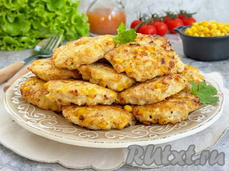 Нежные, вкусные, сочные рубленные куриные котлеты, приготовленные с кукурузой и сыром, к столу лучше всего подавать горячими, дополнив любимым гарниром, свежими овощами.