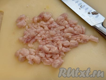 Куриное филе мелко нарезать ножом. Чем мельче вы нарежете мясо, тем более нежными будут рубленные котлеты.
