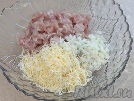 Сюда же выложить сыр, натёртый на мелкой тёрке.