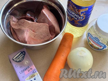 Подготовить продукты для приготовления паштета из свиной печени в духовке. Если свиная печень заморожена, её нужно полностью разморозить. Свиную печень промыть водой, немного обсушить, удалить лишние плёнки и прожилки. Лук и морковь почистить. Сливочное масло достать из холодильника, чтобы оно согрелось и размягчилось при комнатной температуре.&nbsp;