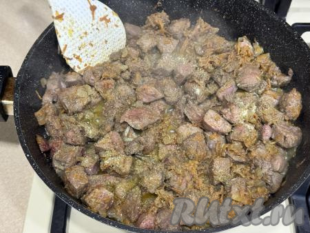 Обжарить печень с овощами в течение 15 минут, периодически перемешивая. В конце жарки посолить и поперчить по вкусу, перемешать.&nbsp;
