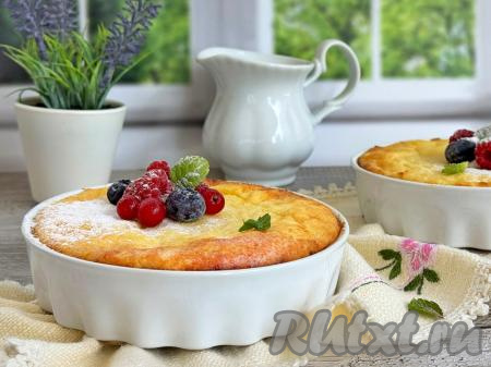 Достать формы (или форму) с запеканкой из духовки, дать остыть в течение 10 минут и можно подавать к столу.