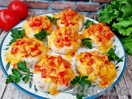 Стожки из фарша с помидорами и сыром в духовке