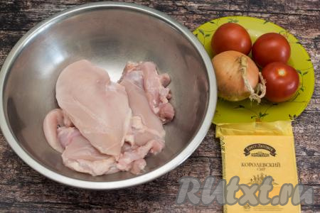 Подготовить продукты для приготовления стожков из фарша с помидорами и сыром в духовке. Сыр подойдёт любой твёрдых или полутвёрдых сортов. Мясной фарш можно купить в магазине, а можно приготовить в домашних условиях, пропустив через мясорубку кусочки любого мяса (я использовала филе куриных бёдер и филе куриной грудки, но можно взять и, например, мякоть свинины, говядины или несколько видов мяса).