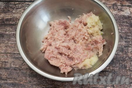 Лук очистить. Мясной фарш выложить в миску, добавить лук, пропущенный через мясорубку (или измельчённый в измельчителе), всыпать соль и специи по вкусу.