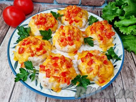 Аппетитные, вкусные стожки из фарша с сочной начинкой из помидоров и сыра достать из духовки и в горячем виде, дополнив любимым гарниром, подать к столу.