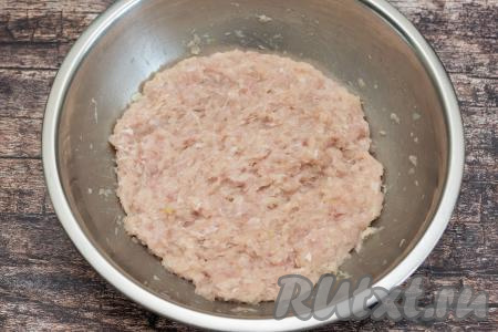 Перемешать фарш с луком. Отбить мясной фарш, для этого нужно брать его в руки и с небольшим усилием бросать с расстояния 50 сантиметров в миску (учитывайте, что миска не должна быть стеклянной), повторяя эту процедуру раз 10. После отбивания фарш станет более вязким, а это значит, что стожки из такого фарша будут держать форму в процессе запекания в духовке.