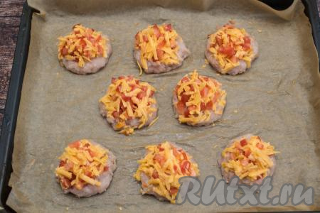 Смесь сыра и помидоров выложить горкой на каждую мясную котлету, чтобы получилась заготовка, напоминающая внешне стожок.