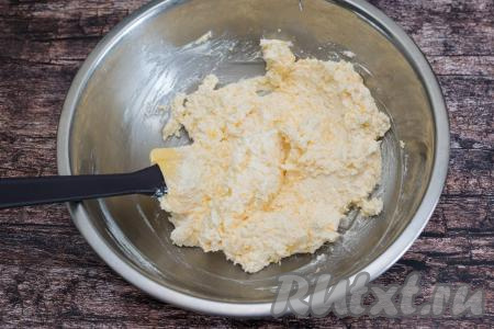 Перемешать творожную массу с сыром до однородности&nbsp;при помощи лопатки.