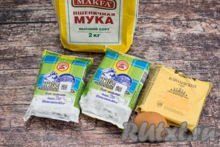 Подготовить продукты для приготовления сырников с сыром в духовке. Сыр можно использовать как твёрдых, так и полутвёрдых сортов.&nbsp;Творог для сырников лучше взять жирностью не менее 5%.