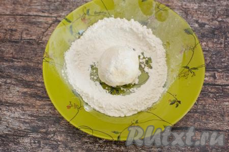 В глубокую тарелку насыпать 2 столовых ложки муки. Зрительно разделить творожно-сырное тесто на 7 равных частей, именно столько сырников мы и будем формировать. Смачивая руки водой, сформировать из каждой части теста округлый сырник, сразу обвалять его со всех сторон в муке, которую мы насыпали на тарелку. Тесто вязкое, поэтому руки нужно обязательно смачивать водой, чтобы тесто меньше к ним приставало.