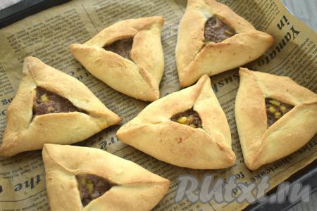Отправляем противень с эчпочмаками в духовку, прогретую до 180 градусов, на 30 минут (до подрумянивания слоёного теста).