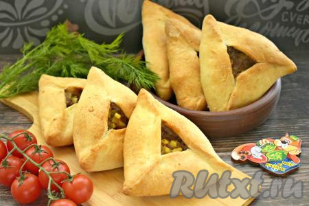 Аппетитные, вкусные эчпочмаки, приготовленные из слоёного теста, достаём из духовки. К столу подаём с пылу с жару. Перед подачей можно в отверстие каждого пирожка влить по 1 чайной ложке горячего мясного бульона, который сделает начинку ещё более сочной.