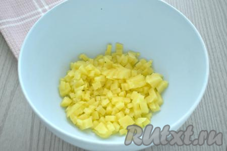 Слоёное тесто (у меня - дрожжевое слоёное тесто, но можно взять и бездрожжевое слоёное тесто) размораживаем при комнатной температуре. Традиционно в начинку для эчпочмака добавляется сырой картофель. Но мы будем готовить пирожки из слоёного теста, которое выпекается достаточно быстро, поэтому можно заранее отварить картошку до полуготовности. Для этого очищенный картофель нужно нарезать на 2-3 части, выложить в кастрюлю, залить полностью водой и отварить в течение 10 минут с момента закипания воды. Картошку, сваренную до полуготовности, выкладываем на тарелку, даём остыть, а затем нарезаем на маленькие кубики, выкладываем в миску.&nbsp;