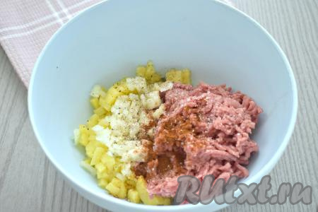 Фарш для начинки для эчпочмаков можно взять из говядины, курицы, баранины, индейки. Фарш можно использовать покупной, а можно в домашних условиях пропустить кусочки мяса (у меня - говядина) через мясорубку. Лук очищаем, нарезаем мелко. В миску с нарезанной картошкой добавляем фарш и лук, солим, приправляем специями по вкусу (в качестве специй я добавила паприку и чёрный молотый перец).