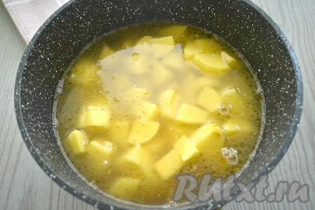 Картошку с тушёнкой и грибами заливаем таким количеством воды, чтобы она практически полностью покрывала картофель. На сильном огне доводим воду до кипения, уменьшаем до минимума огонь.