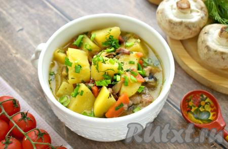 Картошка, тушёная с тушёнкой и грибами
