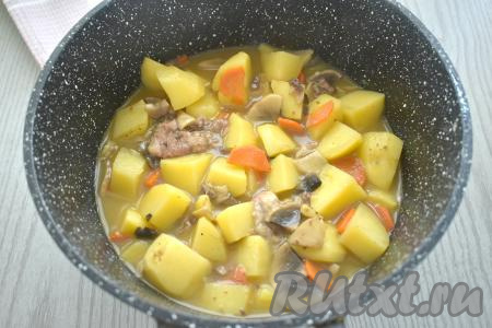 Под крышкой тушим картошку с тушёнкой и грибами до готовности (ориентировочно в течение 25-30 минут, картофель должен стать достаточно мягким, легко прокалываться вилкой). В процессе тушения, если нужно, досаливаем воду.