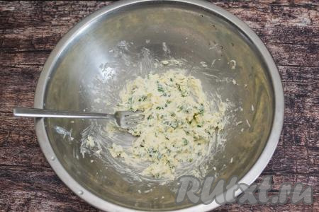 Перемешать сыр, яйца и зелёный лук вилкой до однородности, подсолить по вкусу и начинка для бутербродов будет готова.