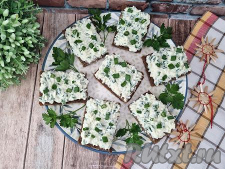 Бутерброды с яйцом и зелёным луком