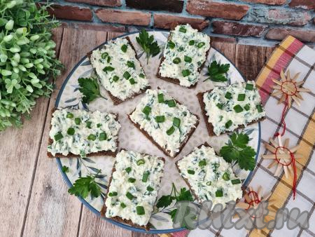 Аппетитные, нежные, вкусные бутерброды с яйцом и зелёным луком я подала на плоской большой тарелке, украсив блюдо зеленью петрушки.