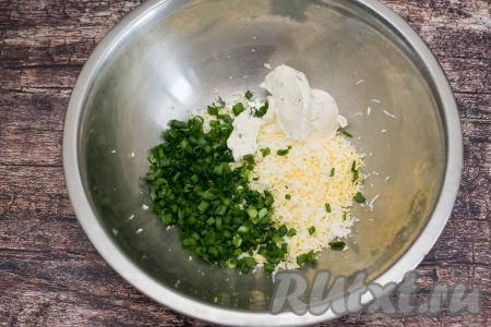 В миску с яйцами и луком добавить творожный сыр.