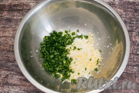 Перья зелёного лука мелко нарезать. Немного нарезанного лука отложить для украшения готовых бутербродов, а оставшийся нарезанный лук выложить в миску с натёртыми яйцами.